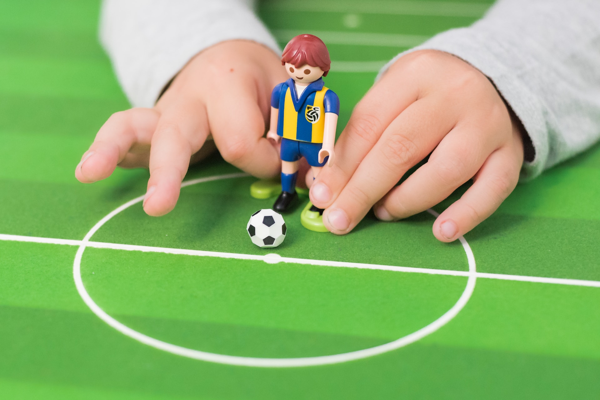 A formação de atletas no futebol e futsal: influência dos